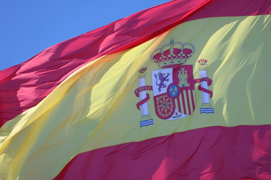 Bandera española vibrante ondeando en Cádiz, en la sala de chat de Alhendín