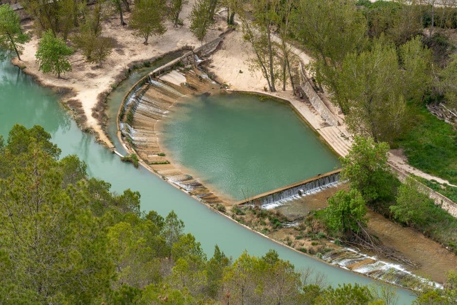 Vista aérea de un río escénico entre montañas cerca de Jorquera, en el chat de Caudete