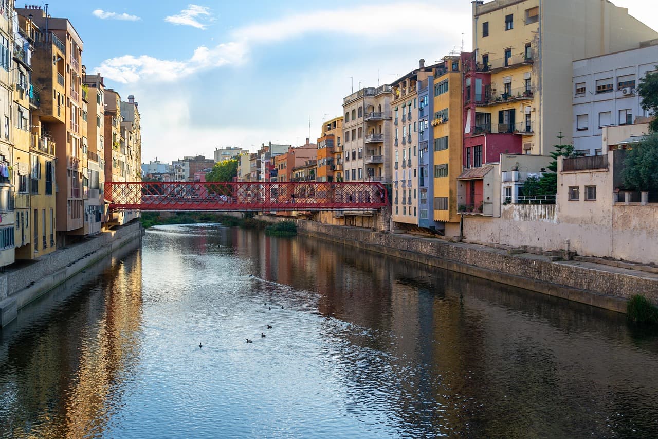 Ciudad con edificios a orillas de un río, en el chat de L'Escala