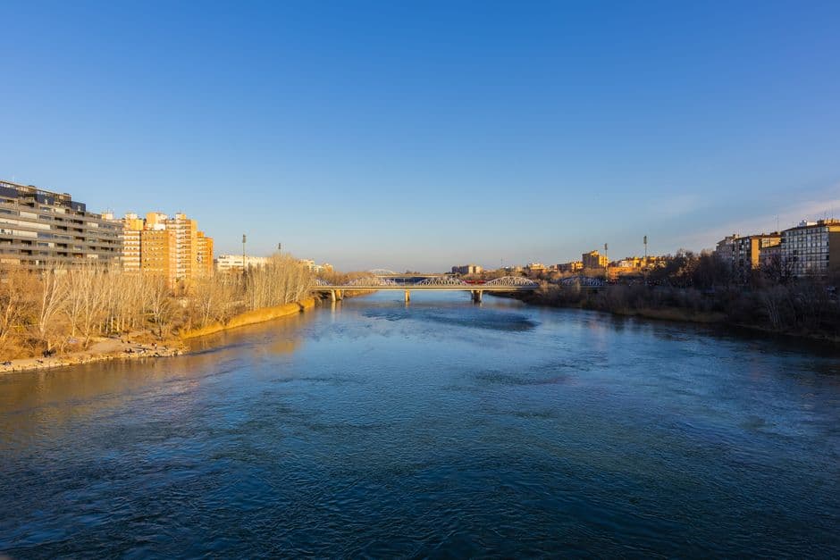Edificios a la orilla del río en una ciudad española, en el chat de Caspe