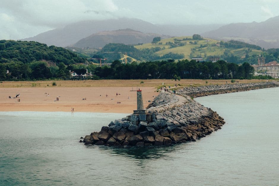 Vista panorámica de la playa y el rompeolas de Zumaia, en el chat de Zumaia
