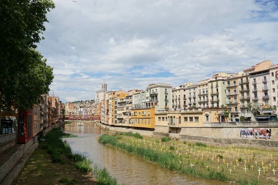 Vista de edificios de apartamentos junto a un río, en el chat de Puigcerdà