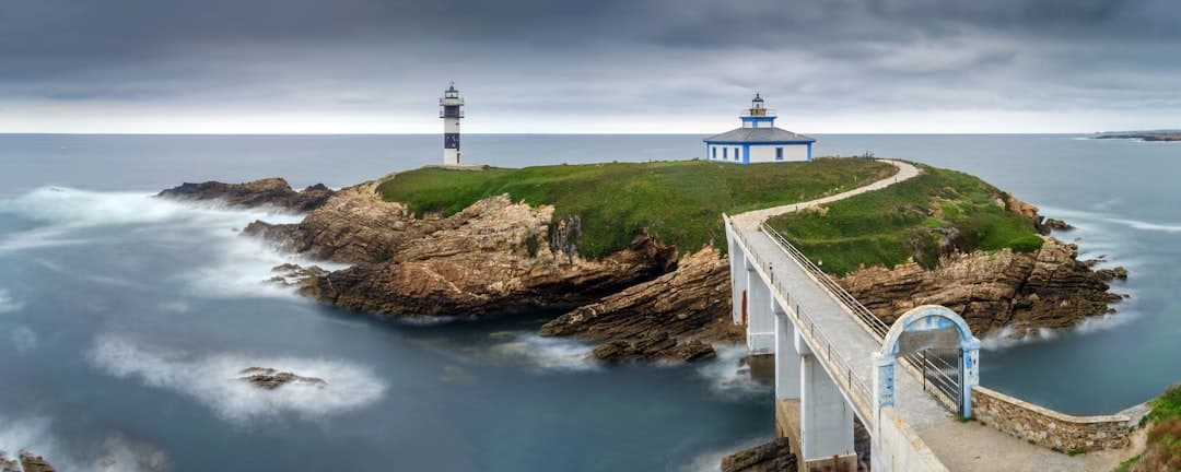 Farolillo en islote con puente, en el chat de Ribadeo