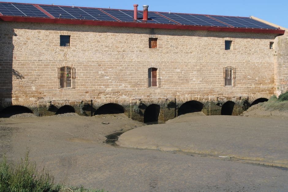 Edificio piedra con paneles solares en Andalucía, en el chat de San Juan del Puerto