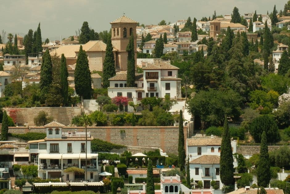 Vista del Albaicín de Granada, con calles empedradas y casas blancas, en el chat de Alfaro