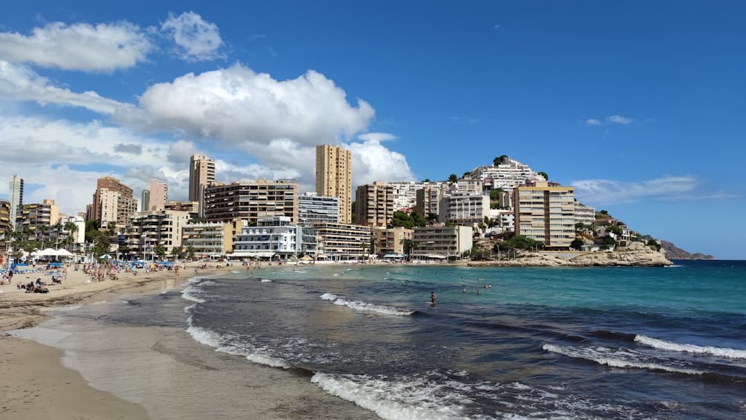 Una playa con edificios a lo largo de la costa, en el chat de Finestrat