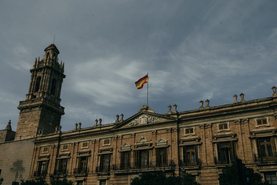 Edificio histórico de Valencia con bandera española, en el chat de Rute
