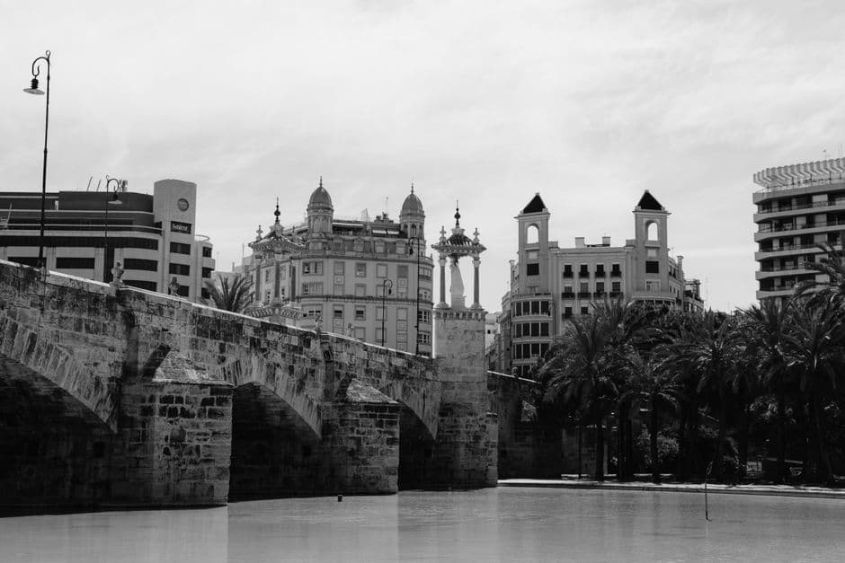 Puente histórico y panorama urbano de Valencia, en el chat de As Pontes de García Rodríguez