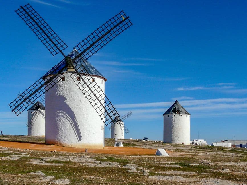 Molinos de viento bajo cielo azul, en la sala de chat de Don Benito