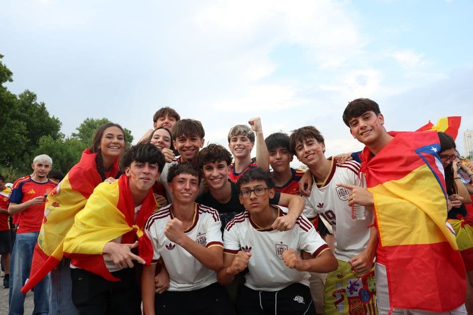 Aficionados españoles celebrando en un evento al aire libre, en el chat de Grado
