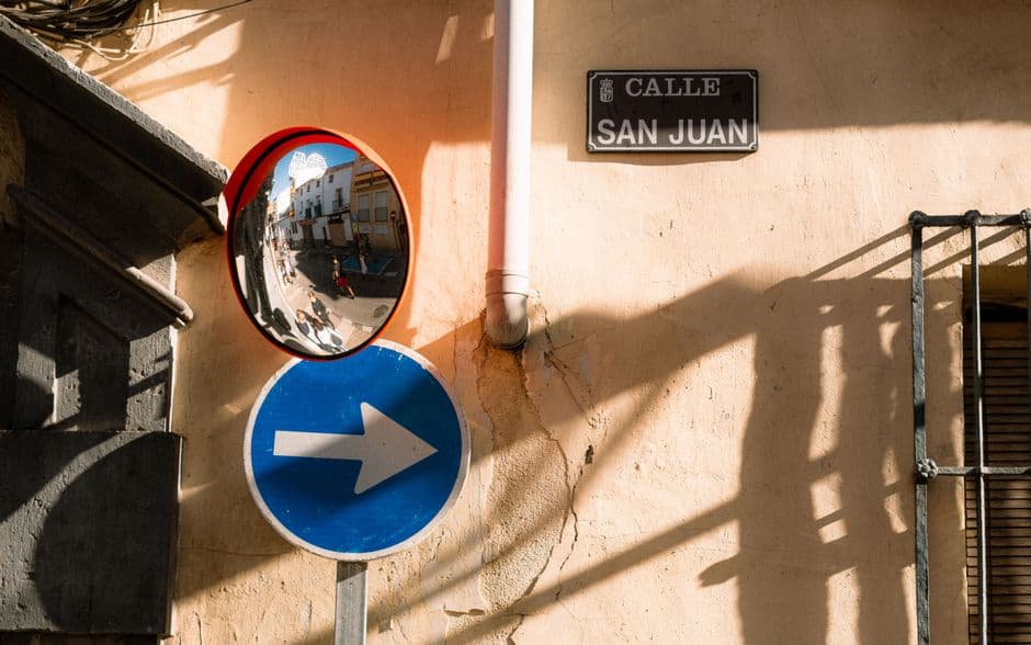 Señal de calle y reflejo en espejo de un callejón, en el chat de San Fulgencio