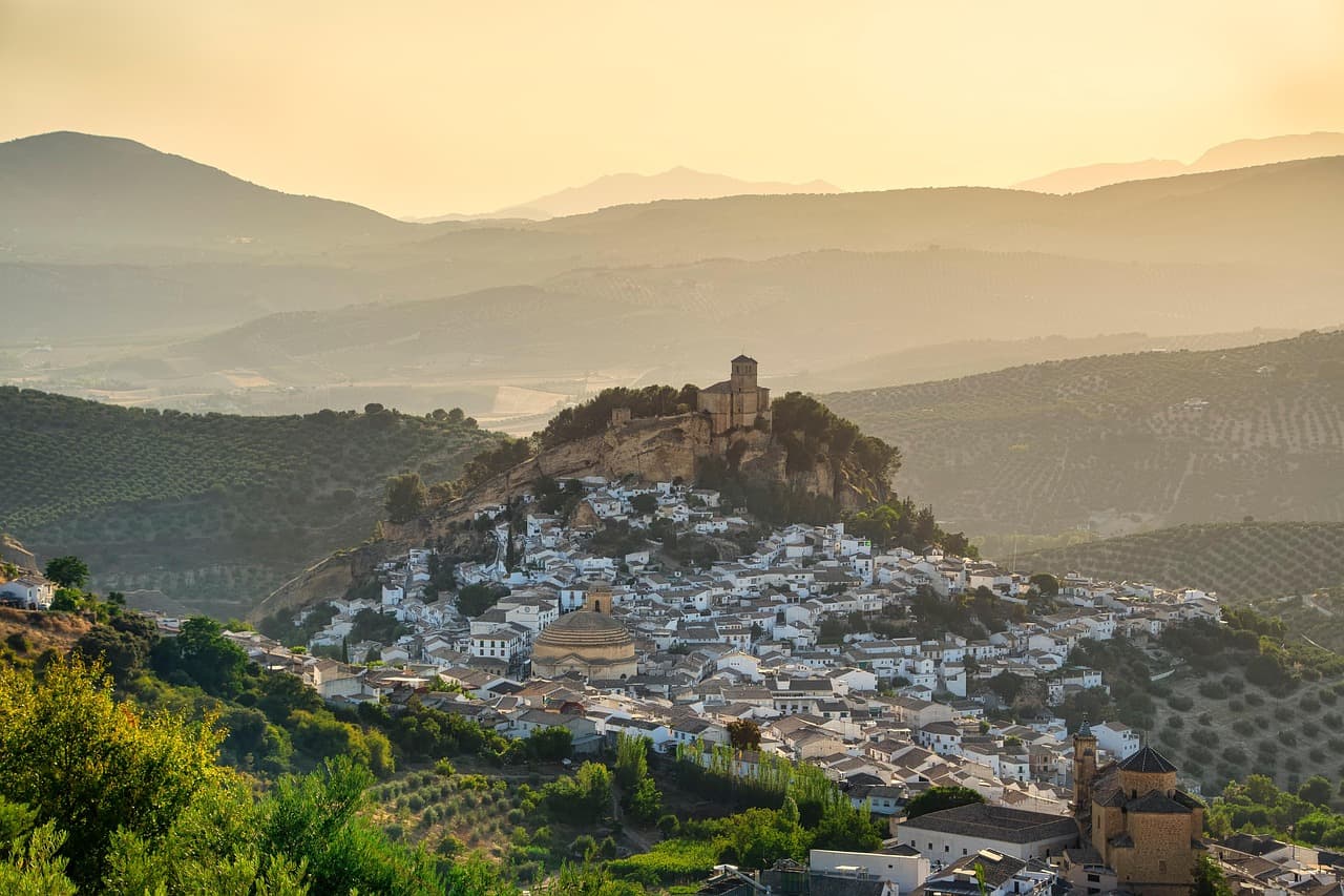 Panorama de Granada con barrios históricos y sierra al fondo, en el chat de Padul