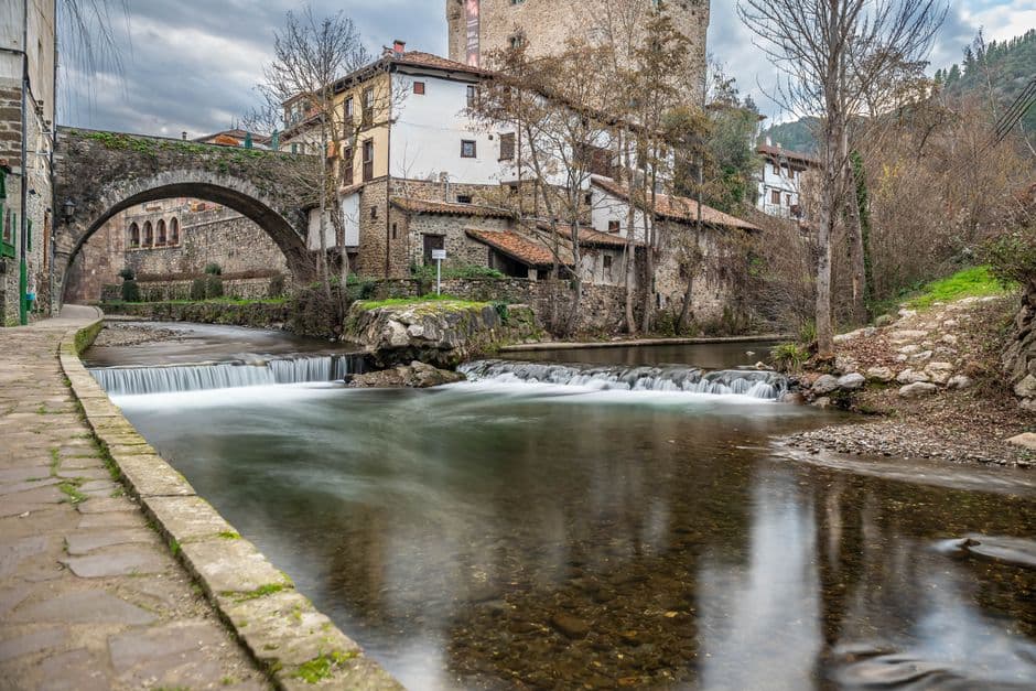 Cascadas en un río rodeado de vegetación, en el chat de Caldas de Reis