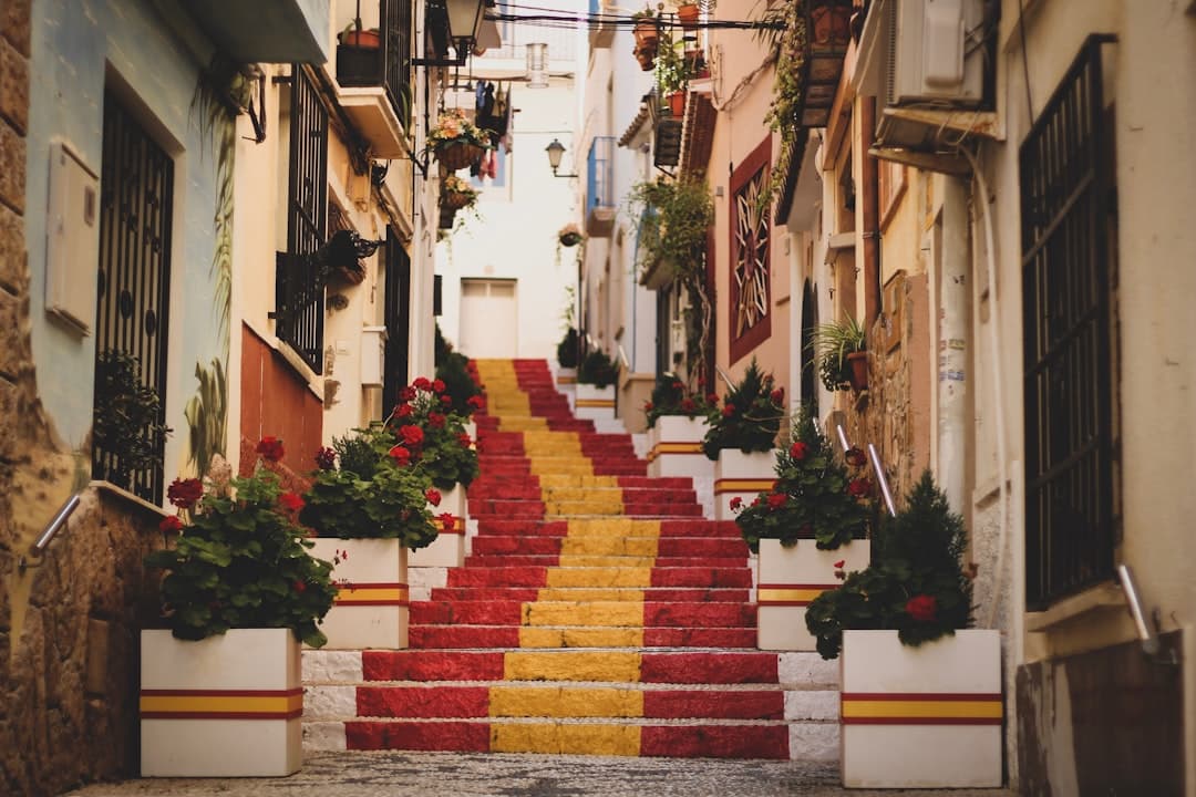 Escaleras de hormigón rojo, amarillo y blanco, en la sala de chat de Catral