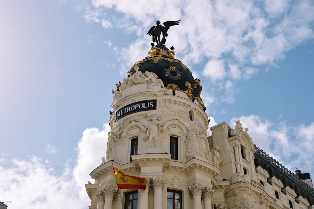 Un edificio grande con una estatua en la cima, en el chat de Manzanares el Real