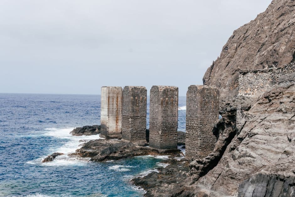 Pilares de piedra históricos en la costa, en la sala de chat de San Sebastián de la Gomera