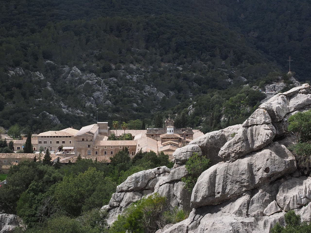 Vista de Santa María de Cayón, España