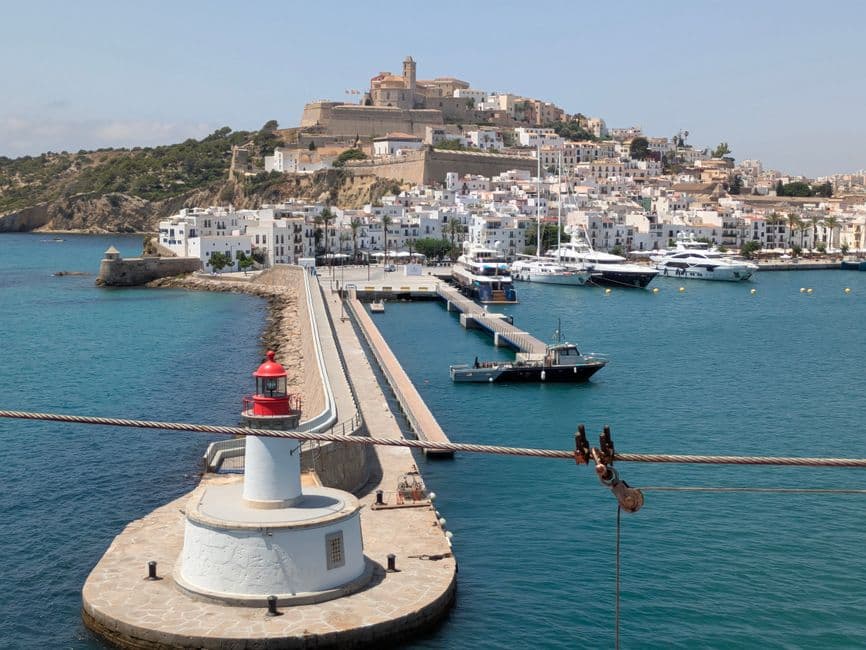 Puerto de Ibiza con faro y vista de la ciudad antigua, en el chat de Ibiza