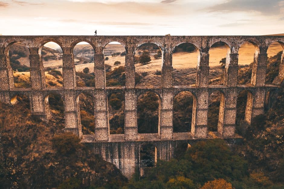 Puente de hormigón marrón en un paisaje urbano, en la sala de chat de Palomares del Río
