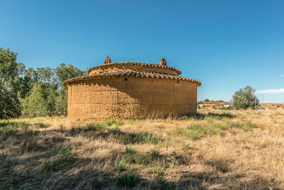 Edificio antiguo de piedra en pueblo, en la sala de chat de Abanto y Ciérvana-Abanto Zierbena