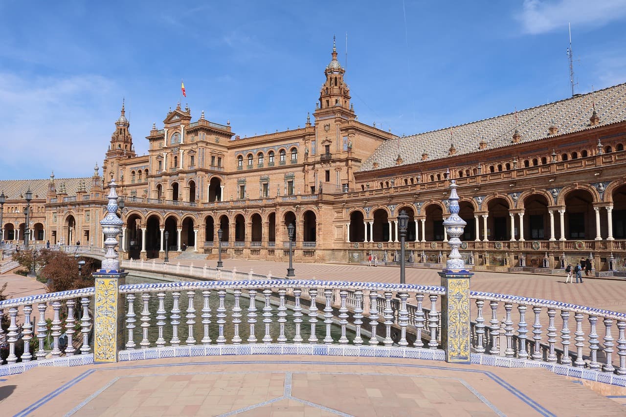 Plaza de España en Sevilla, en la sala de chat de Loeches