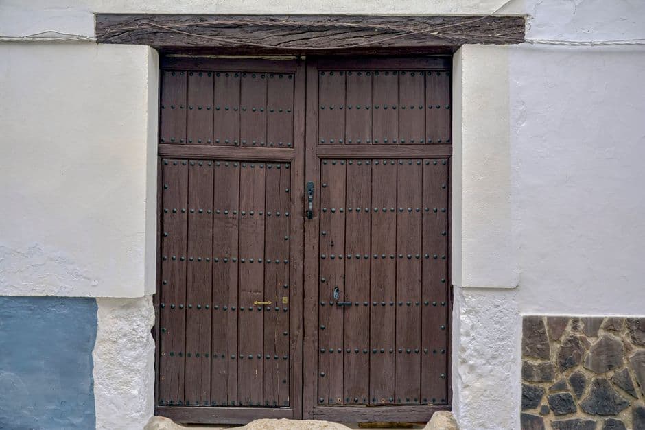 Puerta de madera cerrada con candado, en el chat de Almagro