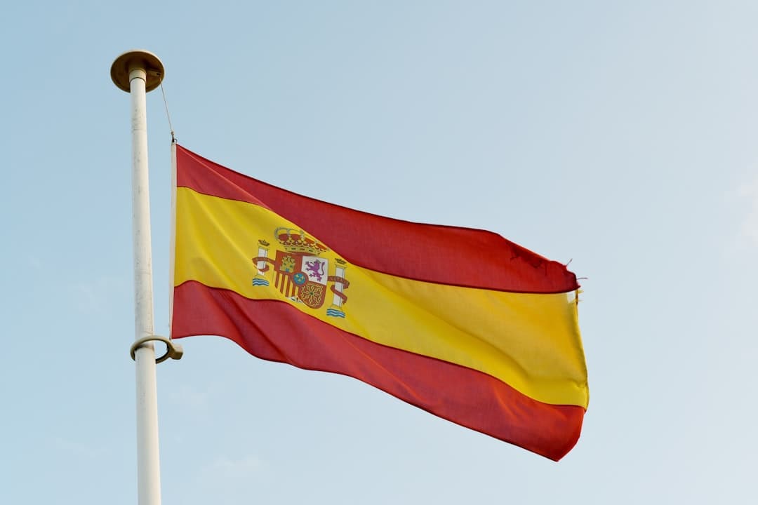 La bandera española ondea alta en el cielo, en el chat de Colmenar de Oreja