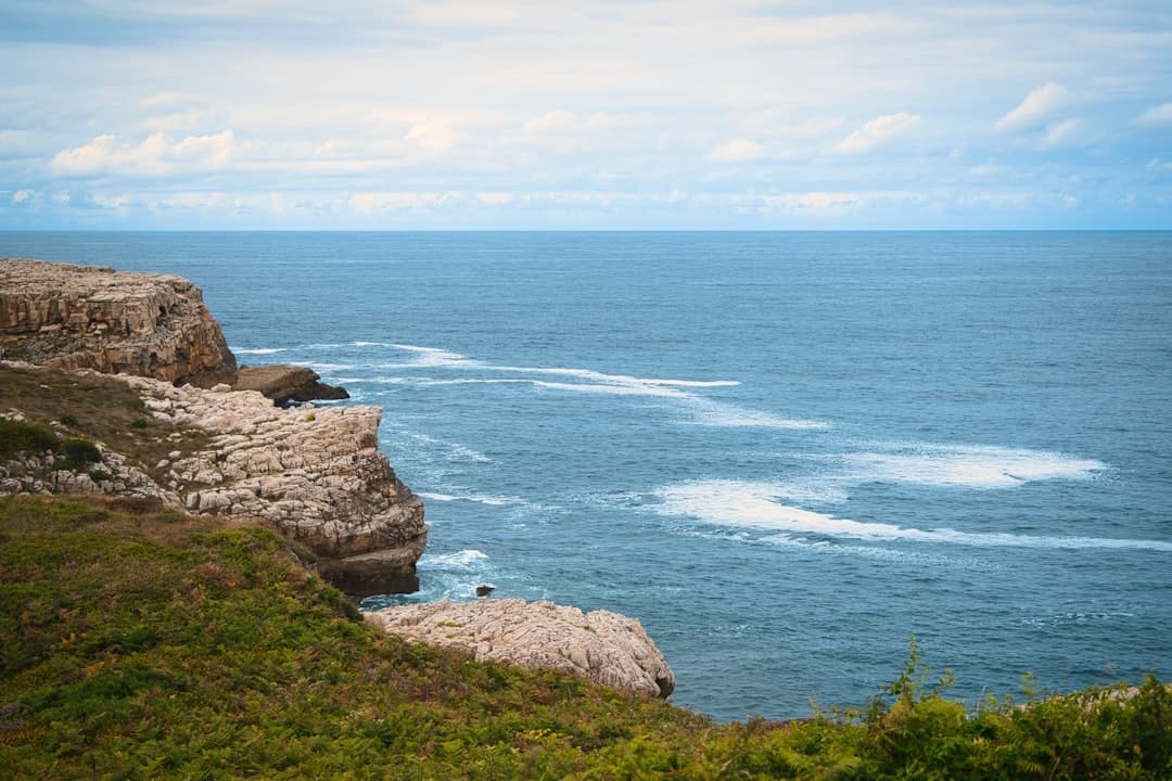 Costa rocosa y acantilados en la sala de chat de Suances