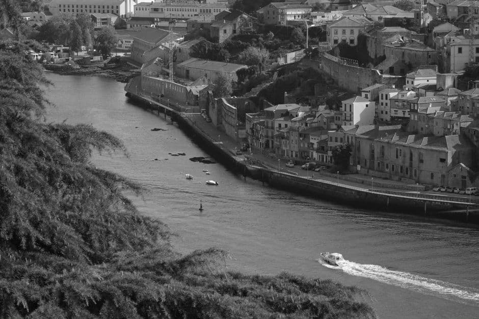 Edificios del pueblo al río en blanco y negro, en el chat de Porto do Son