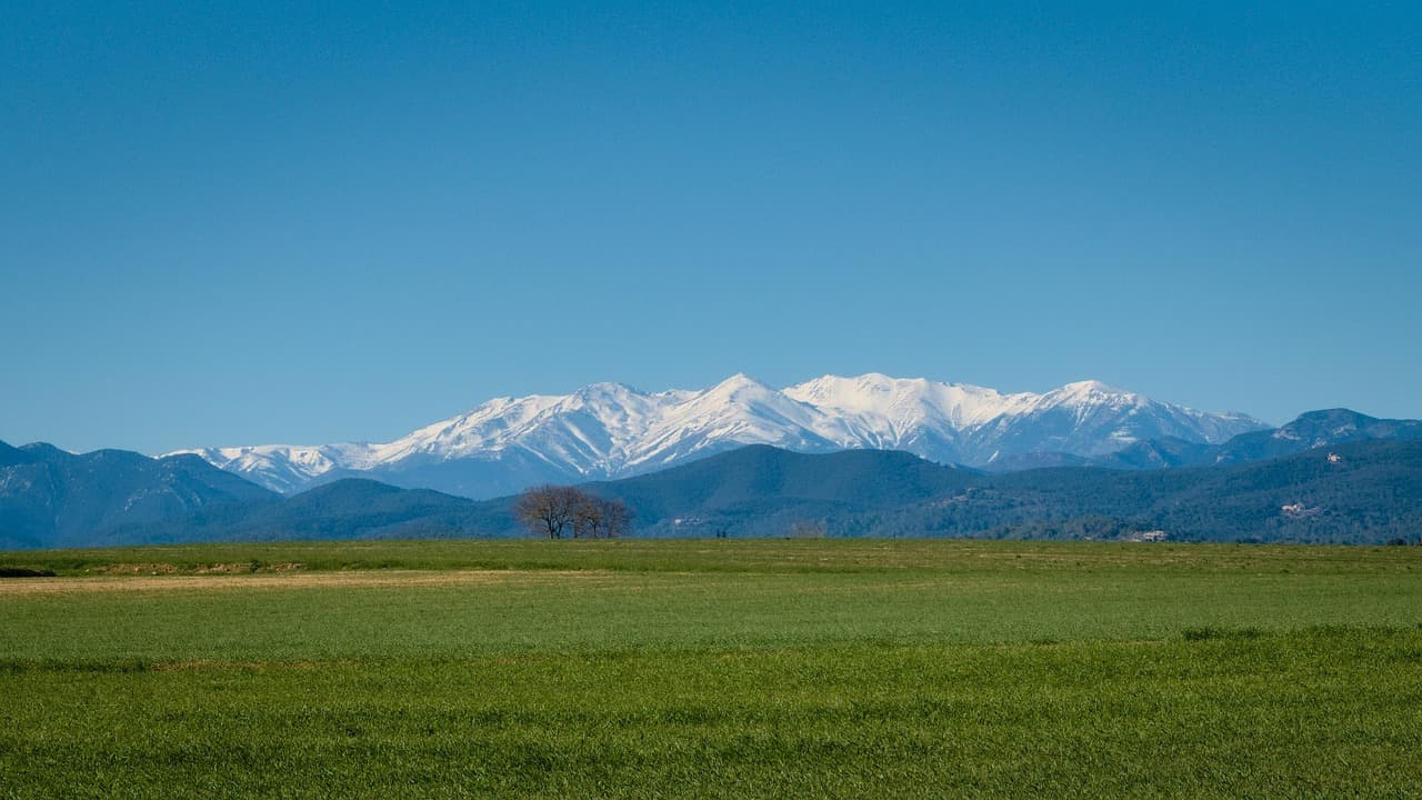 Montañas de los Pirineos con pastos y árboles cerca de Girona, en el chat de Vidreres