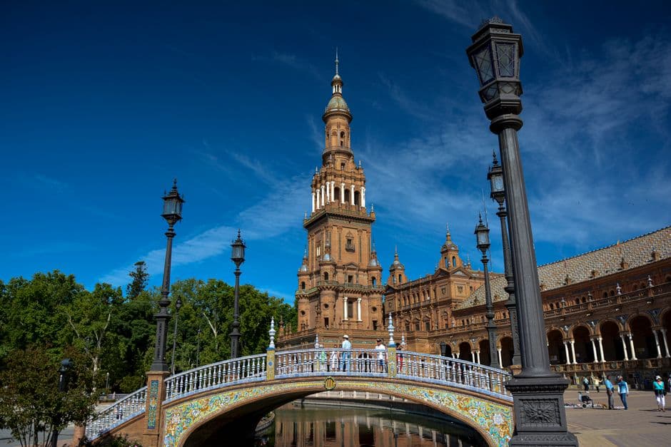 Plaza de España de Sevilla bajo cielo azul, en el chat de El Cuervo de Sevilla
