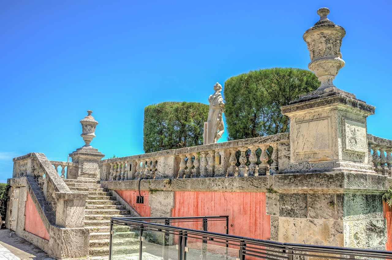 Jardines con fuentes y arquitectura mediterránea, en la sala de chat de Ortuella