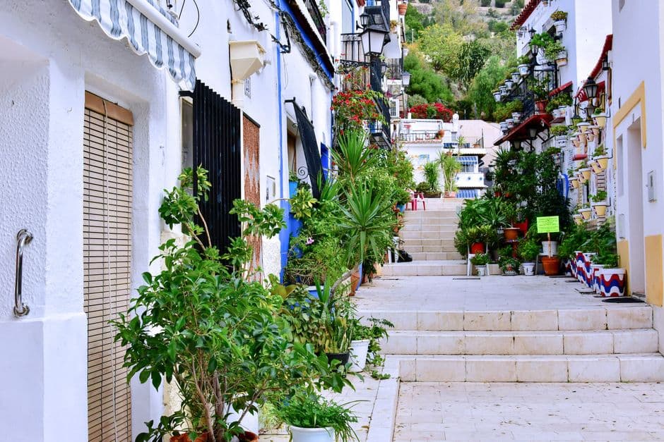 Vista del pueblo de Monachil con casas y montañas, en el chat de Monachil