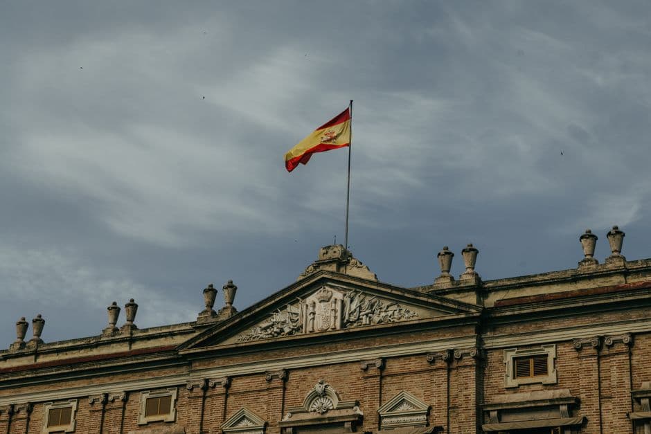 Edificio histórico con bandera española en Valencia, en la sala de chat de Herencia