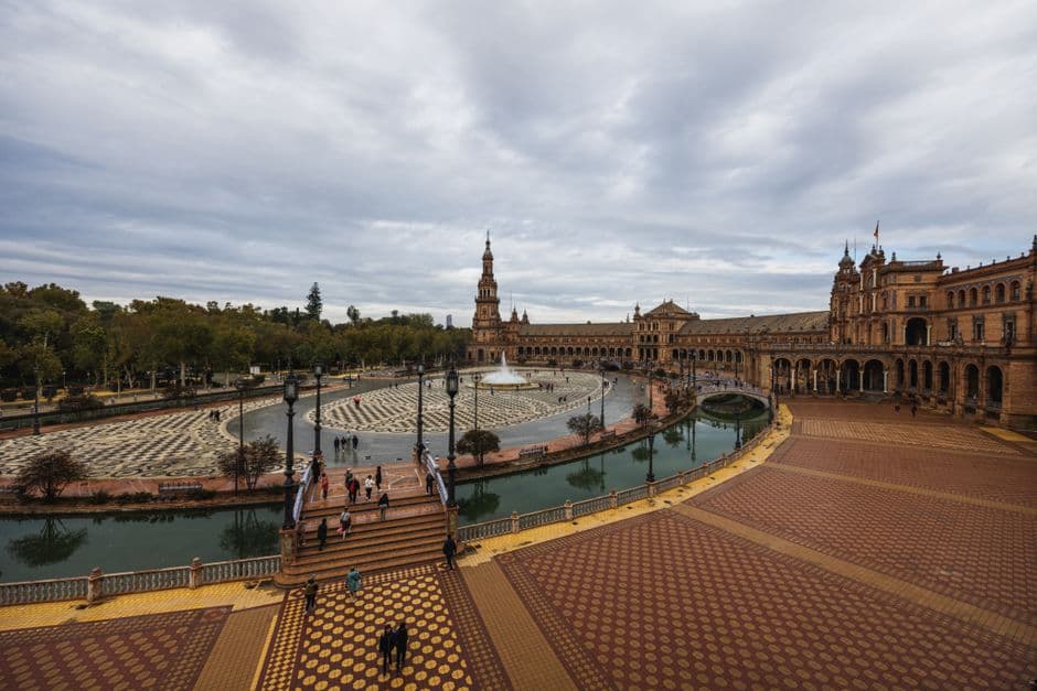 Vista aérea de una plaza española con fuentes y edificios en la sala de chat de Colindres