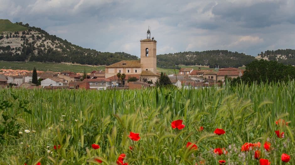 Pueblo y iglesia rodeados de prado y montaña, en la sala de chat de Campillos