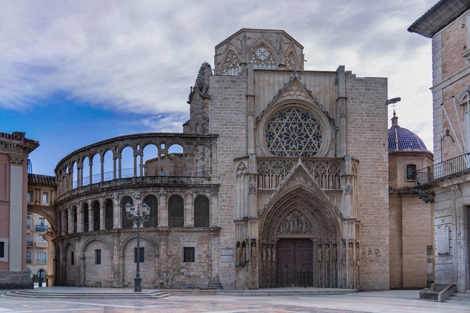 Majestuosa catedral gótica con torres y vidrieras iluminadas, en la sala de chat de Plasencia