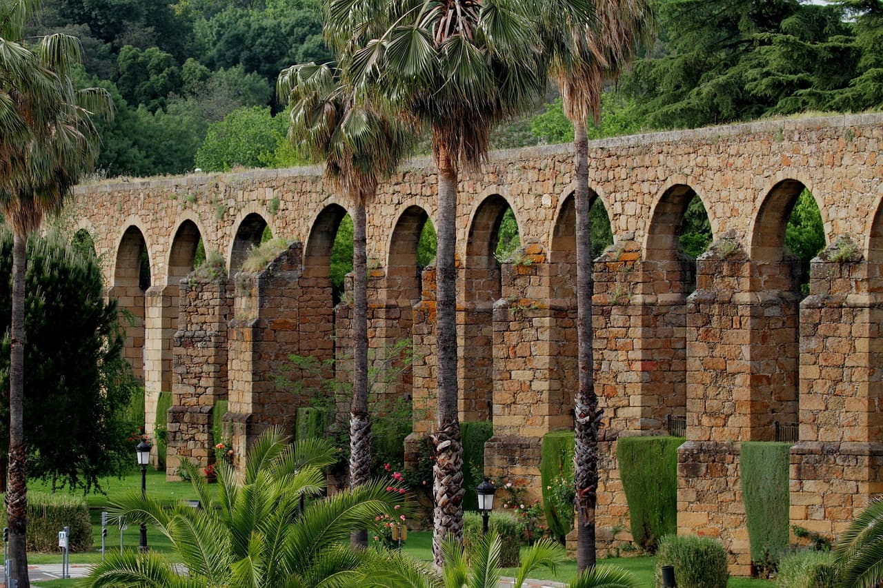 Arcos de piedra del acueducto romano sobre la calle, en la sala de chat de Plasencia