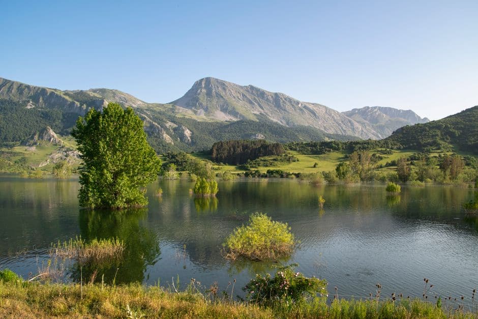 Paisaje montañoso con lago sereno, en la sala de chat de Noáin (Valle de Elorz)/Noain (Elortzibar)