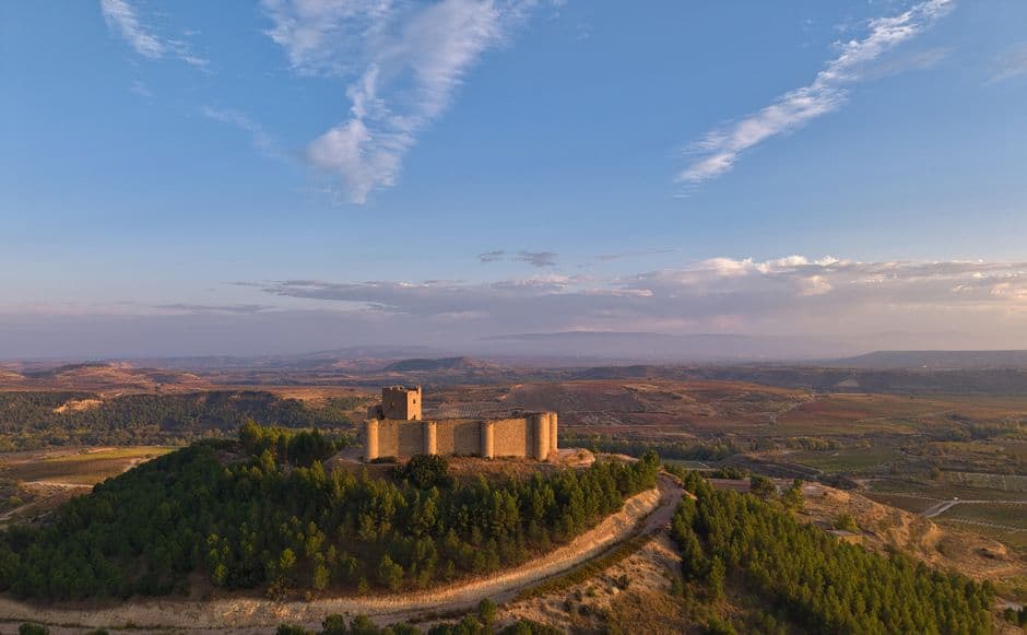 Vista aérea de un castillo sobre una colina, en el chat de Nájera