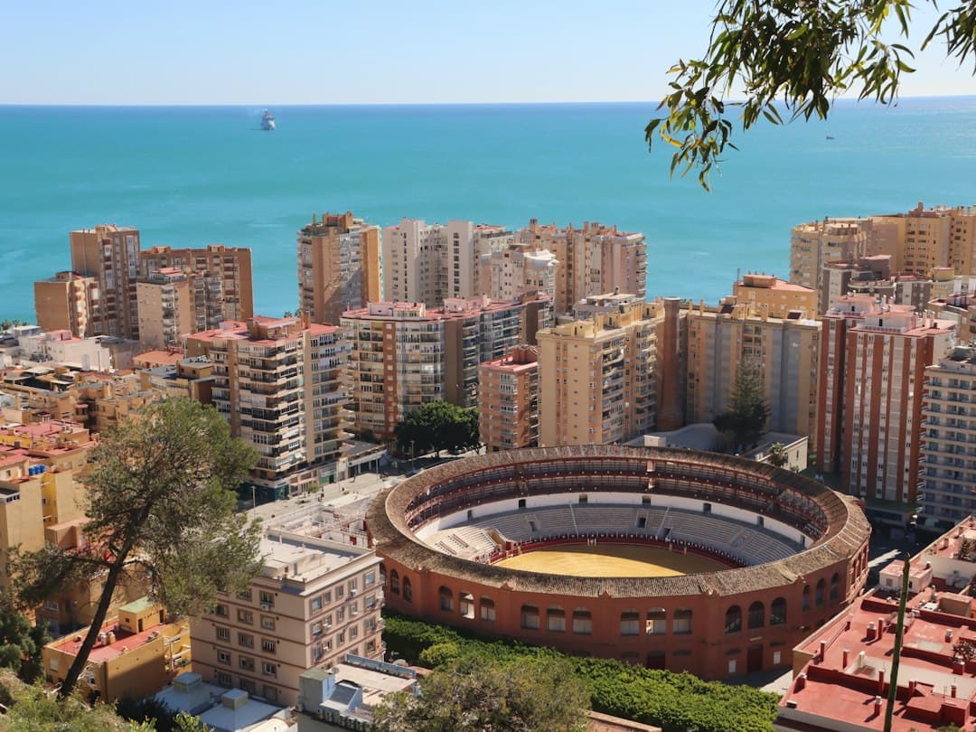 Vista de una ciudad junto a una masa de agua, en el chat de Morata de Tajuña