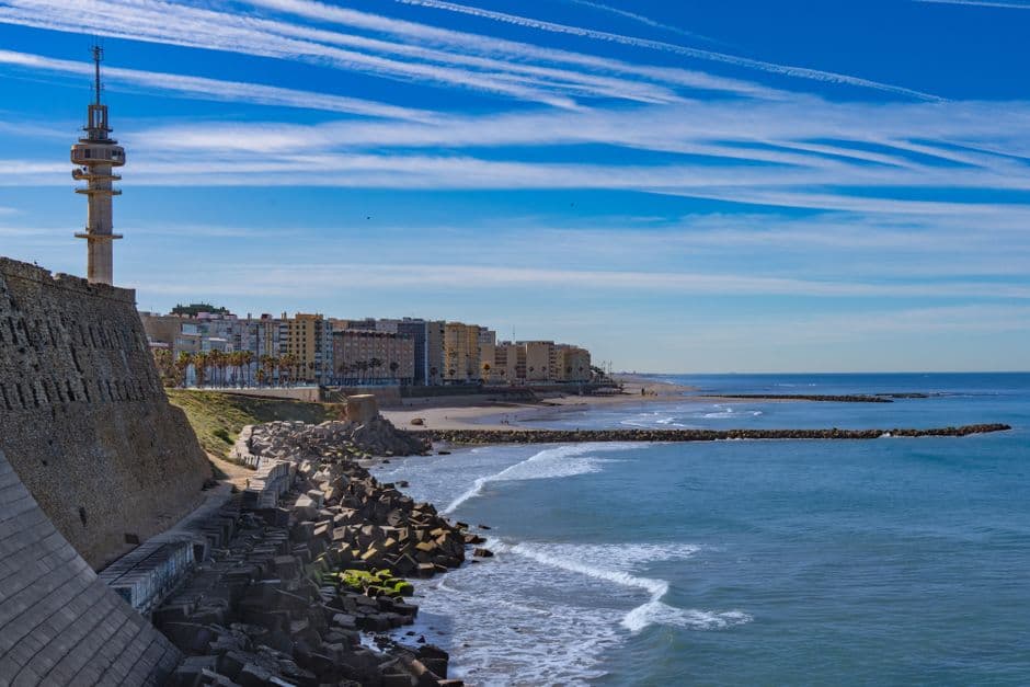 Vista costera de Cádiz con la Torre Tavira, en la sala de chat de Castellón