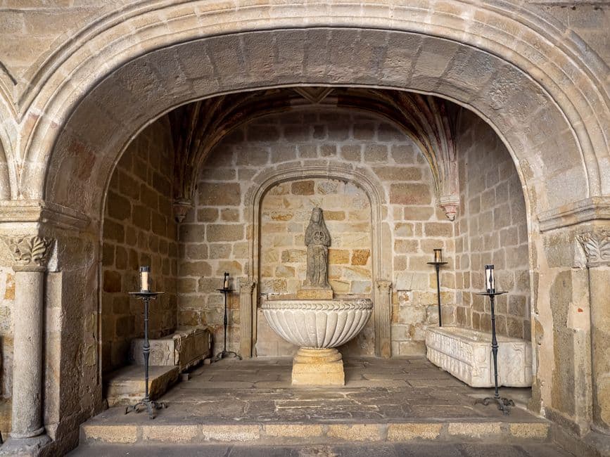 Capilla antigua en catedral española, en la sala de chat de Trujillo