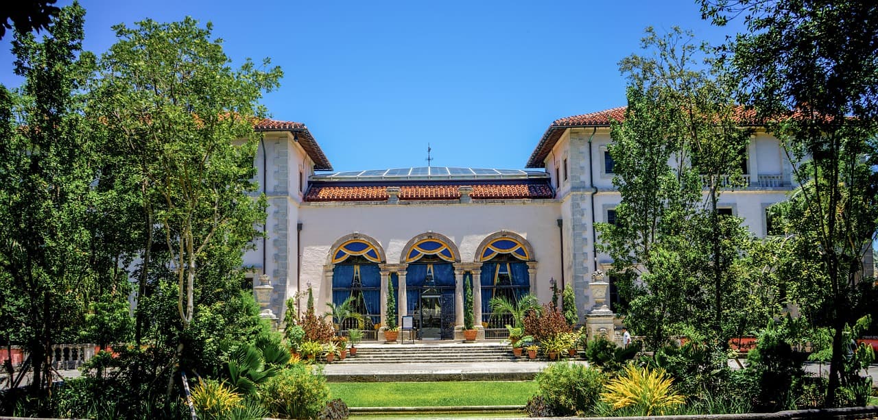 Mansión Vizcaya con jardines y arquitectura mediterránea, en la sala de chat de Berango