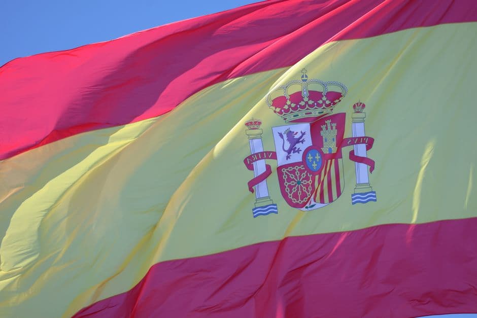 Bandera española vibrante ondeando en Andalucía, en la sala de chat de Redován