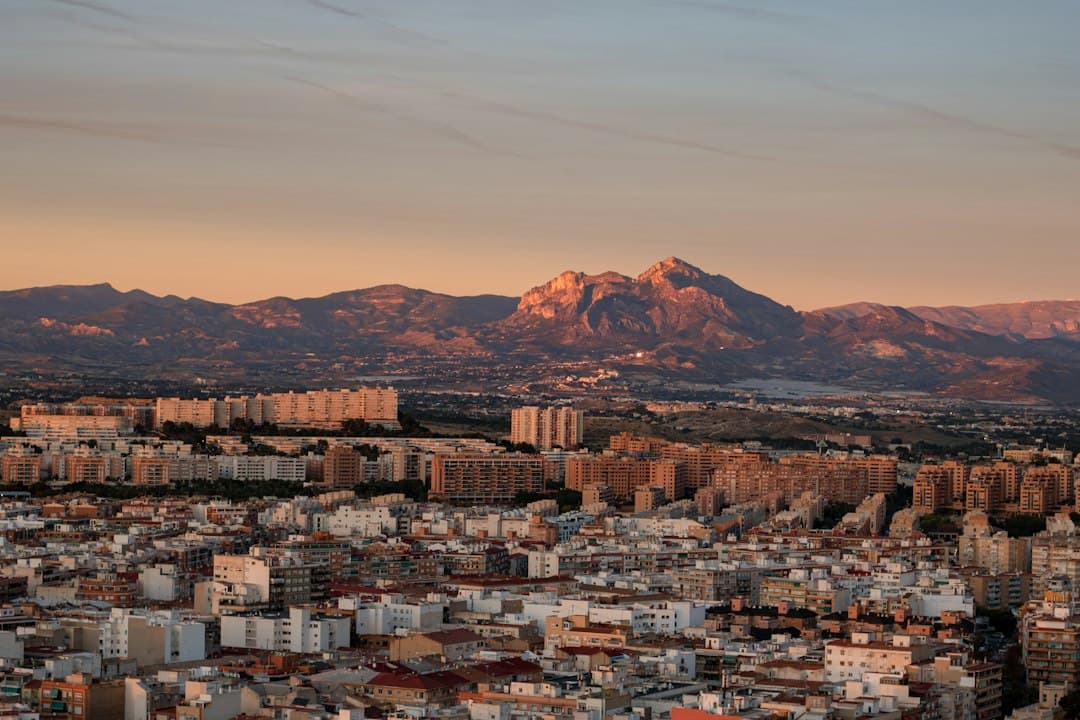 Vista de una ciudad con montañas al fondo, en el chat de Redován