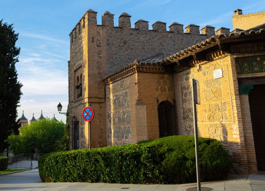 Edificio de piedra histórica en Toledo, España, en la sala de chat de Muros