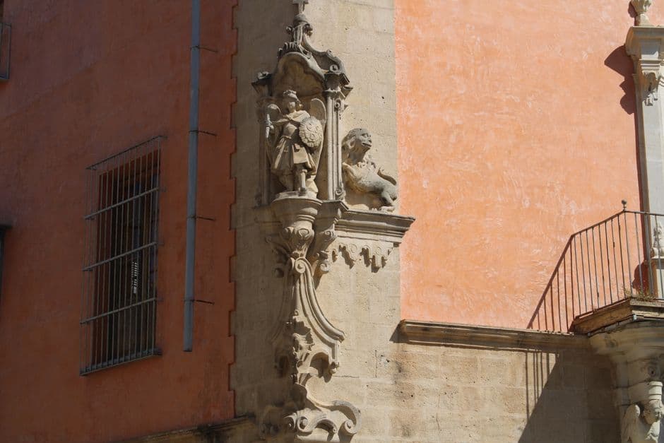 Escultura de metal en la esquina de edificio, en el chat de Jerez de la Frontera