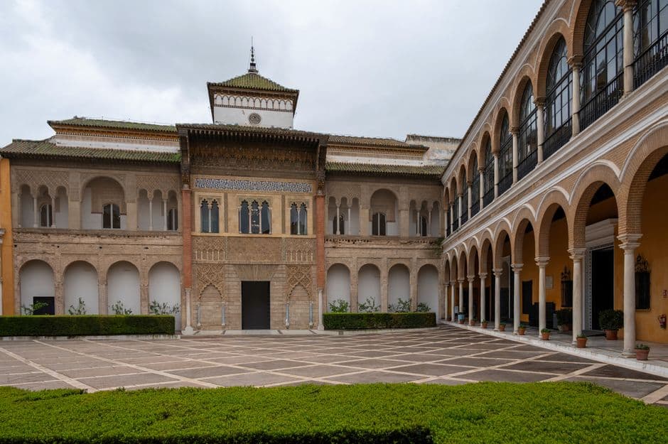 Patio majestuoso del Alcázar de Sevilla, en el chat de La Almunia de Doña Godina