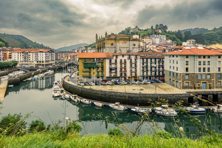 Vista del pueblo costero de Ondarroa con casas blancas y mar, en el chat de Ondarroa